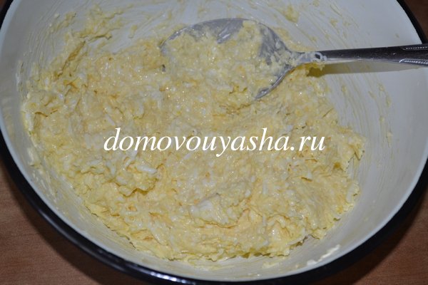 Салат сыр с чесноком и яйцом