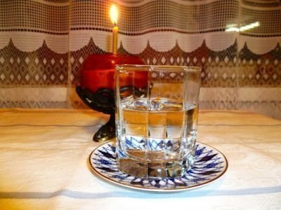 Атрибуты для освящения: свеча и свята вода