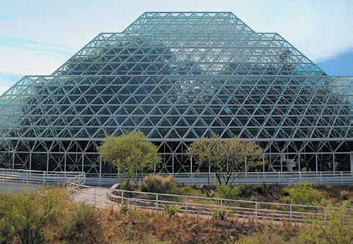 «Биосфера-2» — гигантский герметизированный комплекс зданий из бетона, стальных труб и 5600 стеклянных панелей. Изображение: «Наука и жизнь»