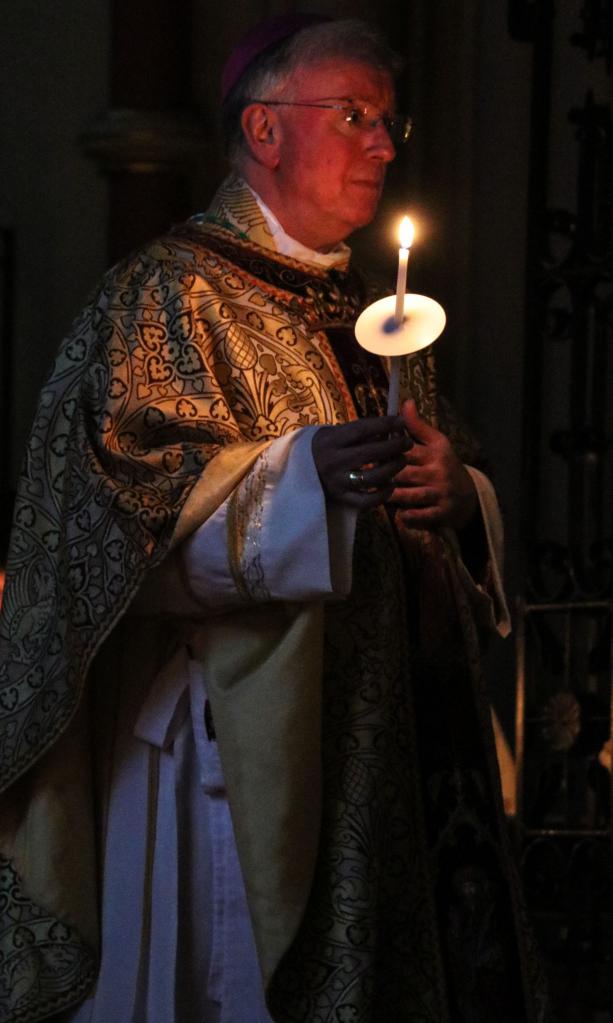 Священник со свечой