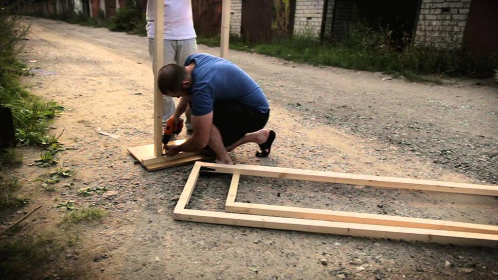 молодожены и цветочная арка