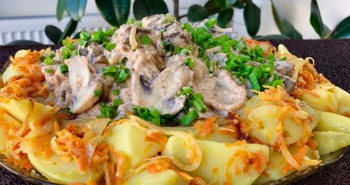 Как вкусно потушить картошку с ароматными грибами