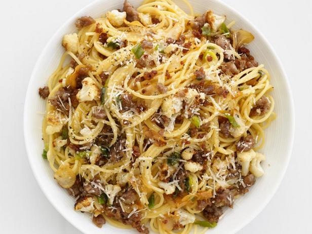 Фотография блюда - Спагетти с тушеной цветной капустой и итальянскими колбасками