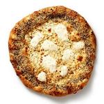 Белая пицца с кунжутом, маком и тмином