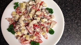 Салат с курицей, сыром, грибами и помидорами