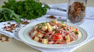 Салат с копченой курицей и помидорами