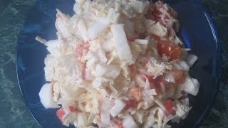 Салат с пекинской капустой, помидором, сыром и крабовыми палочками