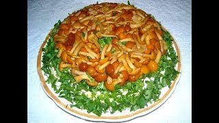 Салат Сказочная поляна с копченой курицей и грибами