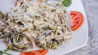 Салат по деревенски с курицей. Салат с курицей и яйцом. Салат с курицей и солеными огурцами.