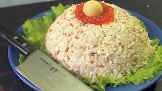 Сытный морской салат с жареным луком.