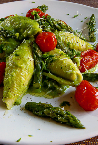 conchiglioni-con-crema-di-asparagi-e-pomodorini-al-forno