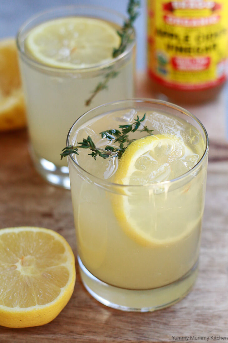 Healthy diet apple cider vinegar drinks with lemon. 