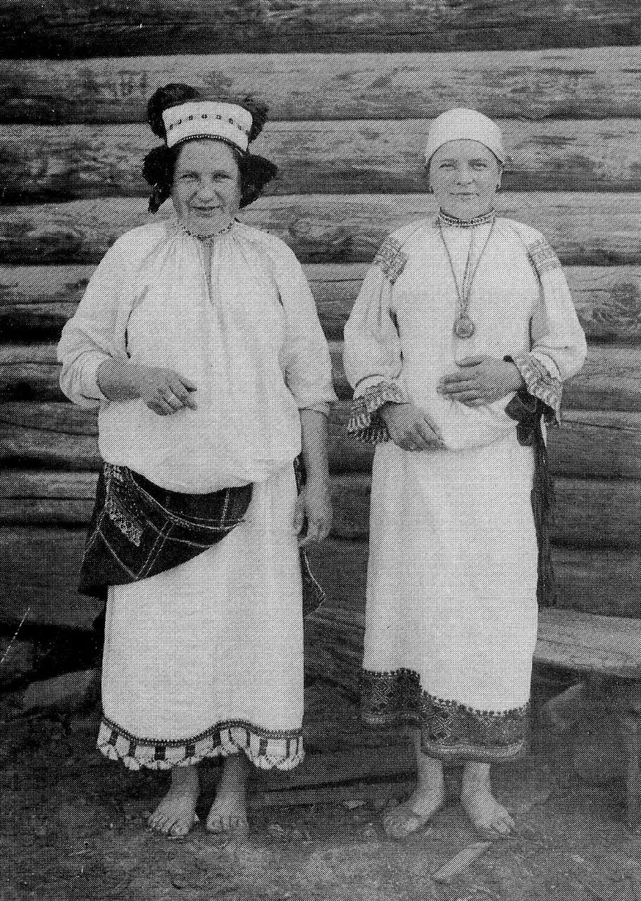 Женщина и девушка в праздничных костюмах. Орловская губ. 1904 г.