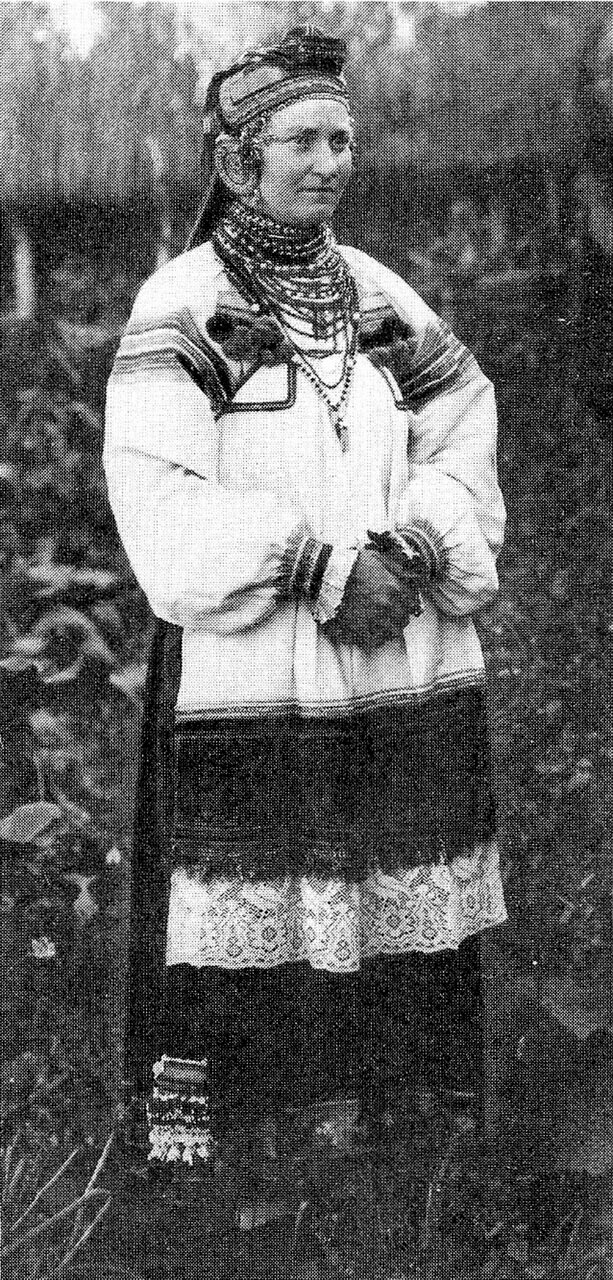 Молодая женщина в праздничном костюме. Воронежская обл. 1928 г.
