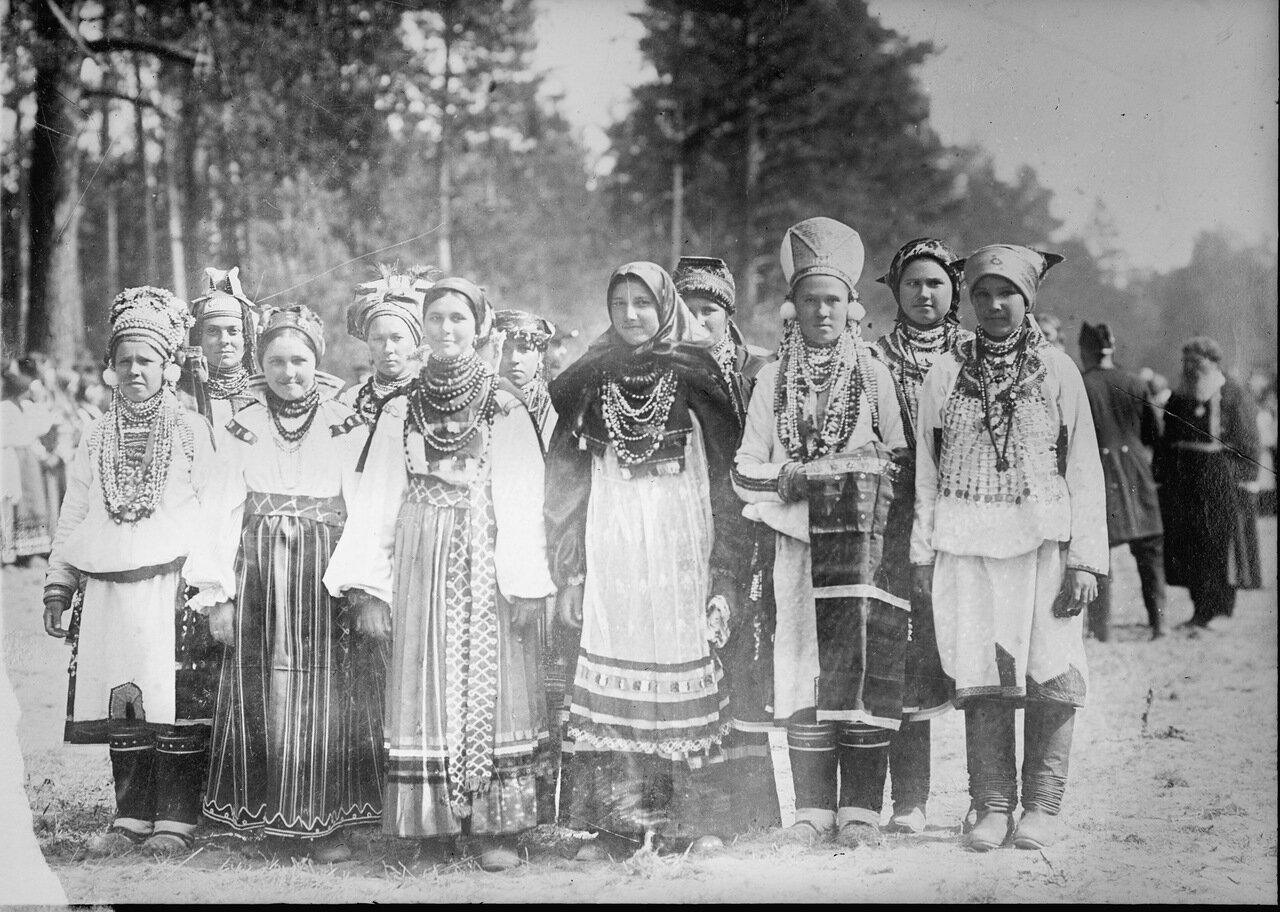 Русские девушки в крестьянском праздничном наряде