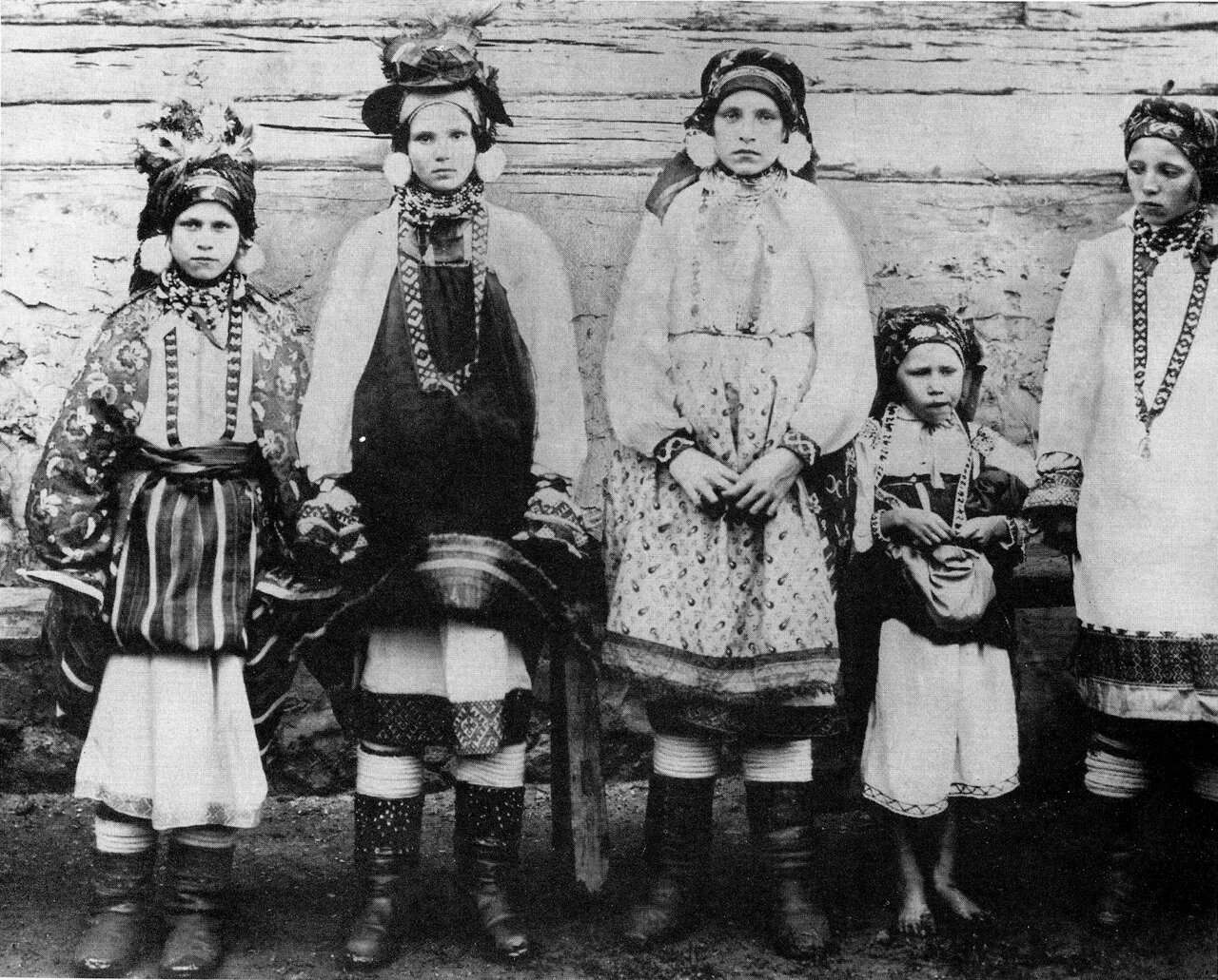 Девушки в праздничных костюмах. Тульская губ. 1902 г.