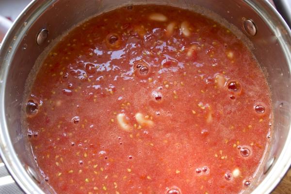 К фасоли добавляем томаты; фото автора