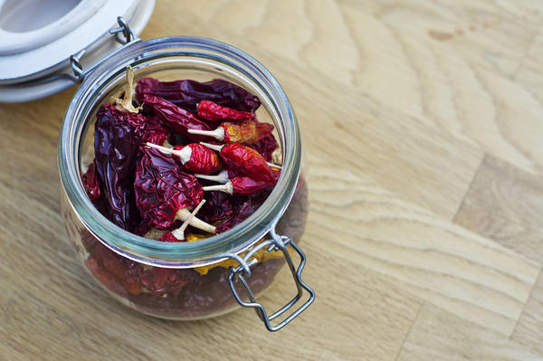 Сушеные перцы чили в банке