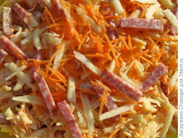 салат из брюквы с колбаской