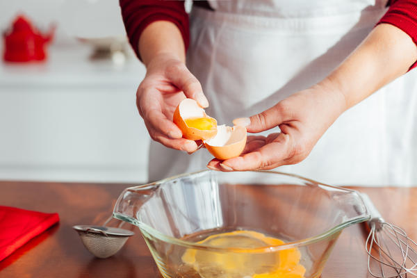 Яйца, молоко и сливочное масло смешайте в отдельной глубокой емкости