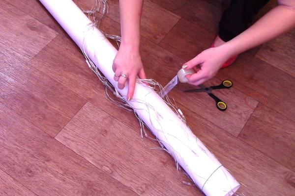 Прикрепляем гирлянду