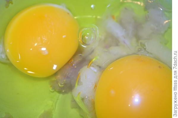 Яйца добавляем в кляр