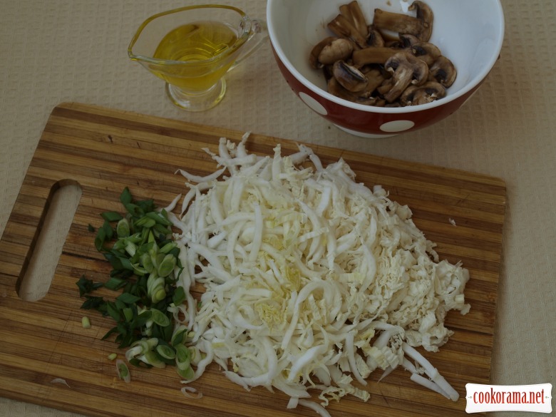 Салат с сырыми шампиньонами и пекинской капустой
