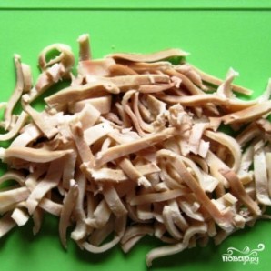 Салат с кальмарами и кукурузой - фото шаг 3