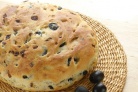 Хлеб с луком и маслинами