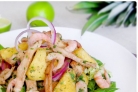 Салат с креветками, ананасом и курицей