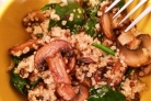 Салат с киноа, шпинатом и грибами