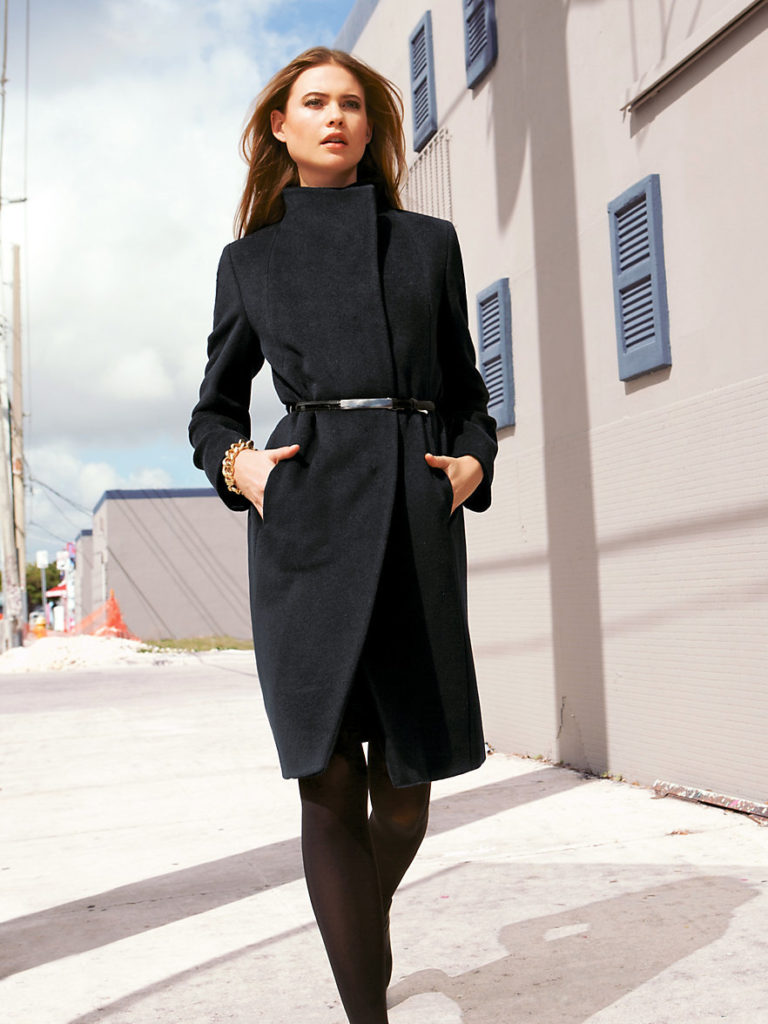 Стильное черное пальто женское.
