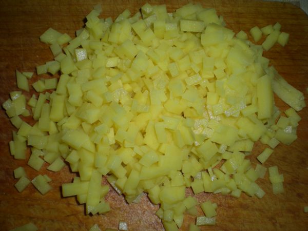 Нарезанный мелкими кубиками сырой картофель