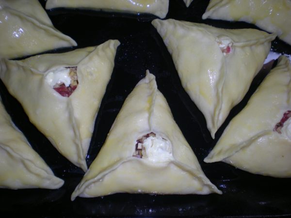 Заготовки для татарских пирожков на смазанном маслом противне