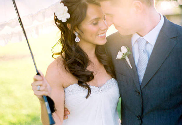невеста и жених под летним зонтом