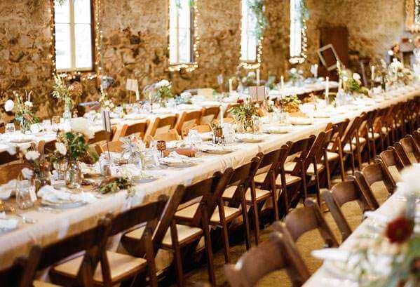 накрытые столы на свадьбе