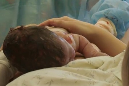 Новорожденный: сразу после родов ребёнка кладут матери на живот