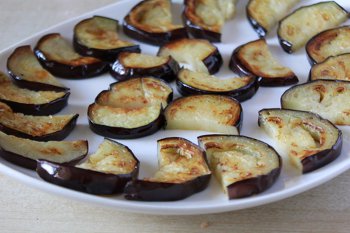 Баклажаны порезанные половинками выложены кругом на тарелку