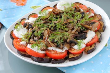 Готовый салат из баклажан помидоров грибов и сметанной заливки