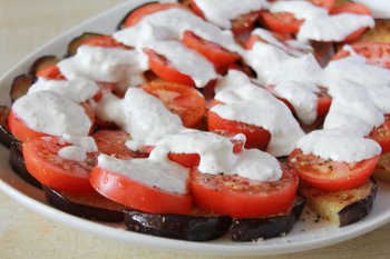 Помидоры политы сметанной заправкой