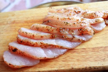 Маринованная курица порезанная на тонкие кусочки