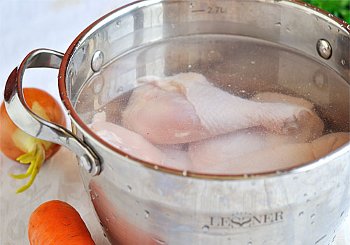 Курицу помыть порезать кусками залить холодной водой и поставить на огонь
