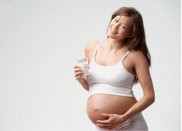 Беременная девушка с молоком