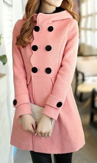 Девушка в очень милом, розовом, винтажном пальто