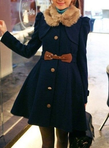 Девушка в темно-синем пальто украшенном мехом