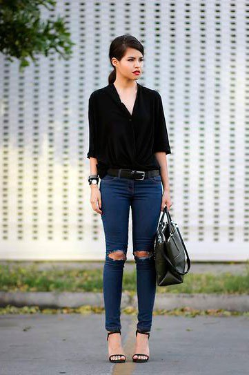 Девушка в джинсах, черной блузе с ярко накрашенными губами