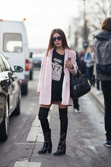 Девушка в розовом пальто с высокими носками и юбкой