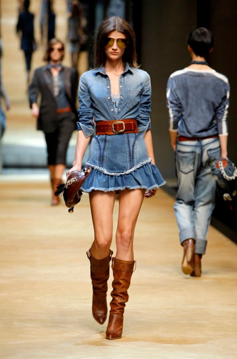 Девушка в джинсовом сарафане и рубахе с широким ремнем на талии