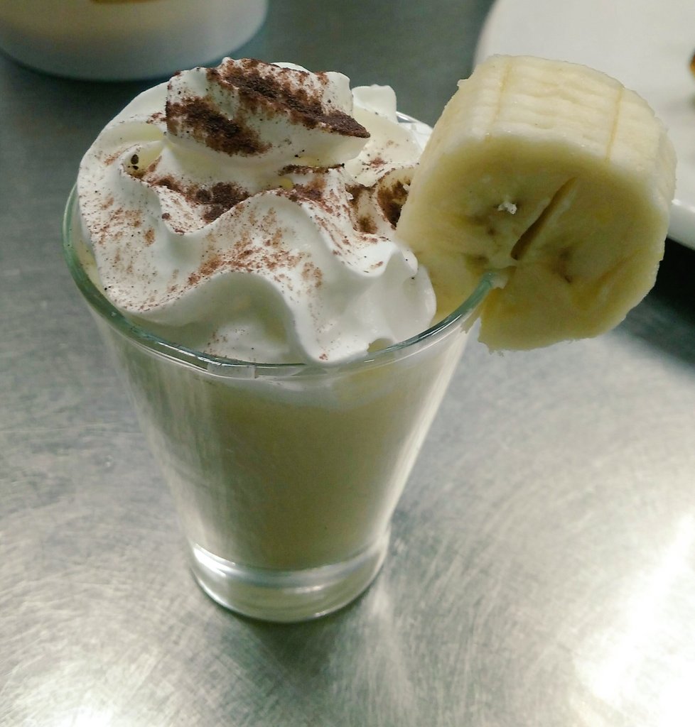 Банановое мороженое молоко. Молочный банановый коктейль в блендере. Молочный коктейль с бананом и мороженым. Молочно-банановый коктейль с мороженым. Молочный коктейль с бананом и мороженым в блендере.