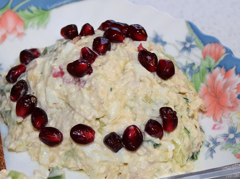 Салат из копченой куриной грудки с сыром и чесноком